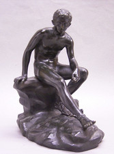 JUGENDLICHER SITZENDER