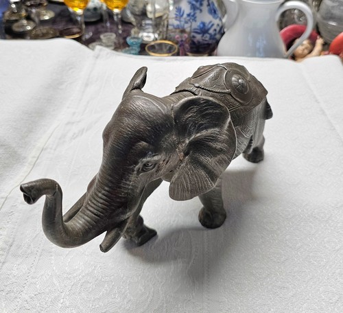 Alter schwerer bronze - bronze, elefant