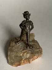 kleine alte Bronzefigur Knabe