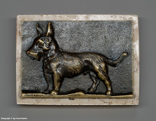Relief aus bronze auf stein - auf,